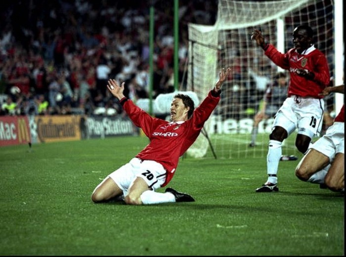8. Thay người trong trận chung kết Champions League 1999: Bị dẫn trước 0-1 và không có Roy Keane lẫn Paul Scholes trên sân khi gặp Bayern Munich tại Nou Camp, Man Utd có nguy cơ bị đánh bại vì sự áp đảo của hàng tiền vệ Bayern. Sir Alex quyết định thay đổi, tung vào sân Teddy Sheringham và Ole Gunnar Solskjaer. Sheringham biến một cú dứt điểm tưởng chừng trượt của Ryan Giggs sau quả phạt góc thành bàn thắng, trước khi Solskjaer tung cú vô-lê hoàn hảo sau quả phạt góc để trao cú ăn 3 cho Man Utd.